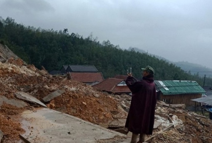 Landslide isolates thousands of people in Quang Ngai - 1 Landslide isolates thousands of people in Quang Ngai - 1