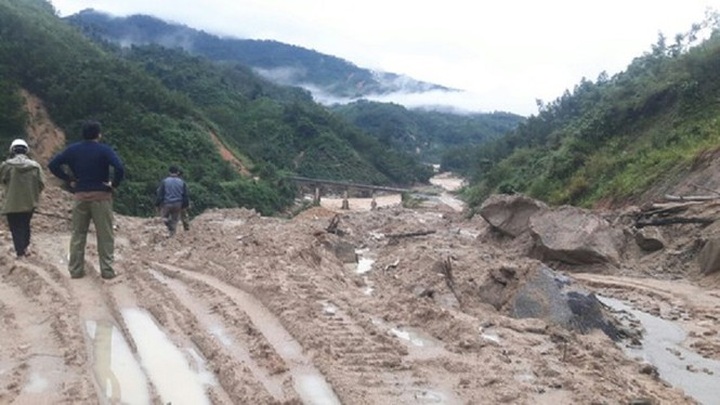 Landslide isolates thousands of people in Quang Ngai - 3 Landslide isolates thousands of people in Quang Ngai - 3