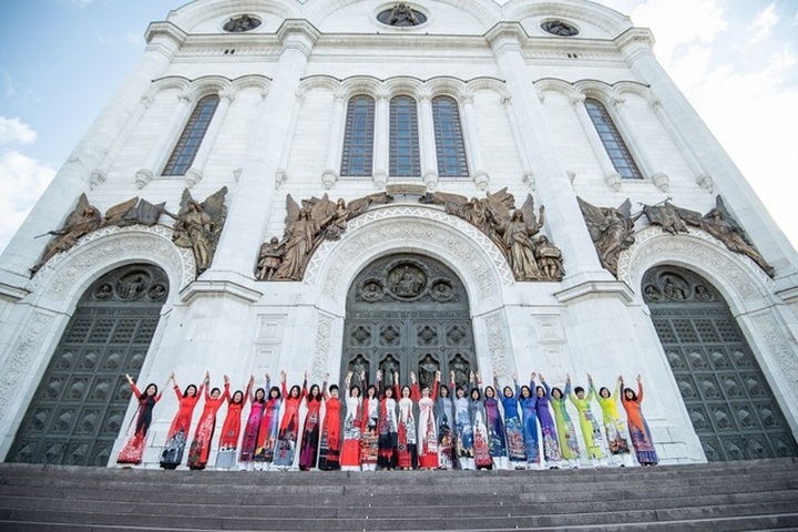 Kremlin Palace featured on Vietnamese Ao Dai - 3