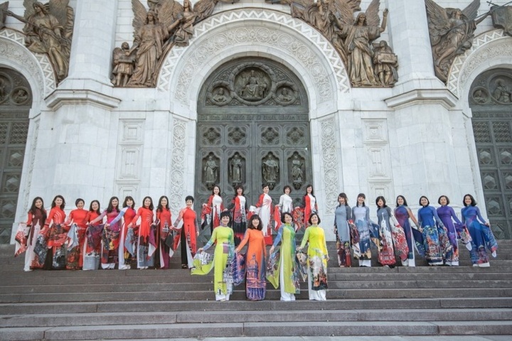 Kremlin Palace featured on Vietnamese Ao Dai - 4