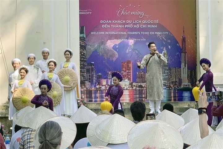 HCM City welcomes nearly 130 holiday-makers from US - 1