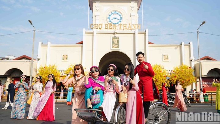 Ao Dai popular for Tet photos - 1