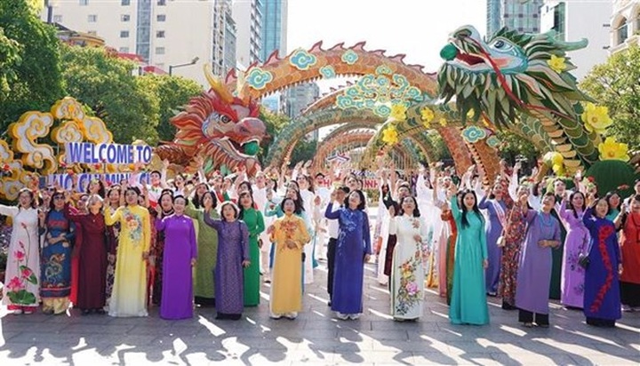 Over 5,000 people join ‘Ao dai’ parade in HCM City - 1 Over 5,000 people join ‘Ao dai’ parade in HCM City - 1