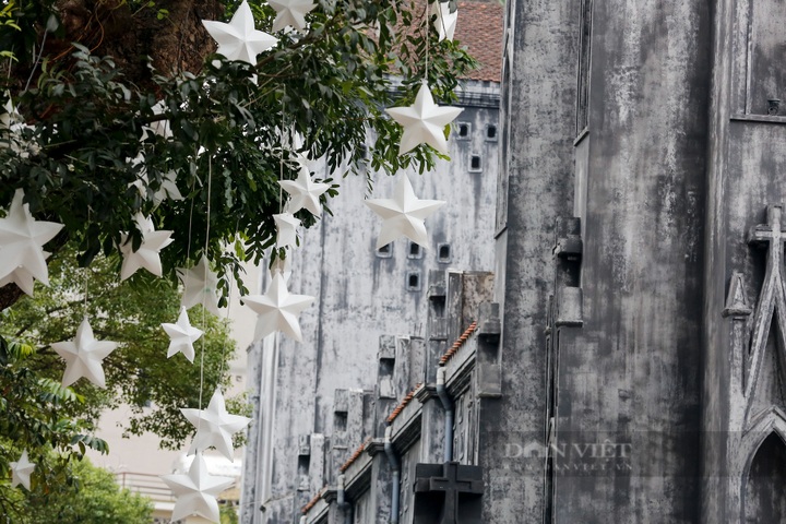 Hanoi church changes “coat” for Christmas - 4 Hanoi church changes “coat” for Christmas - 4