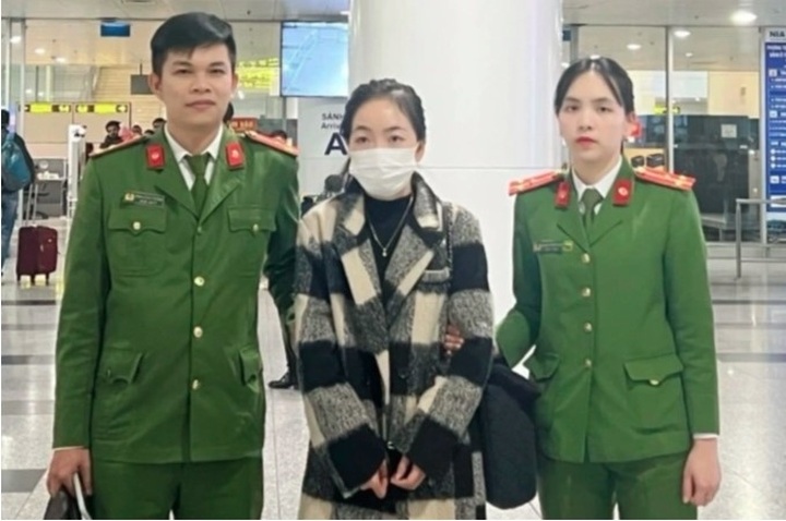 Quang Binh woman wanted by Interpol arrested at Noi Bai Airport - 1