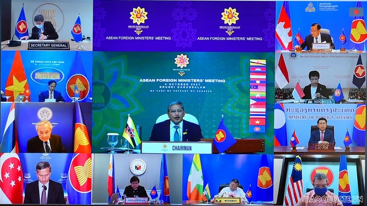ASEAN Ministers examine community building efforts, East Sea issue - 1