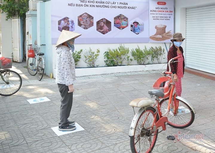 HCM City businessman invents rice distribution machine for poor people - 7