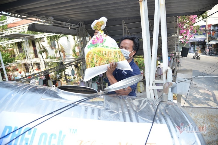 HCM City businessman invents rice distribution machine for poor people - 5