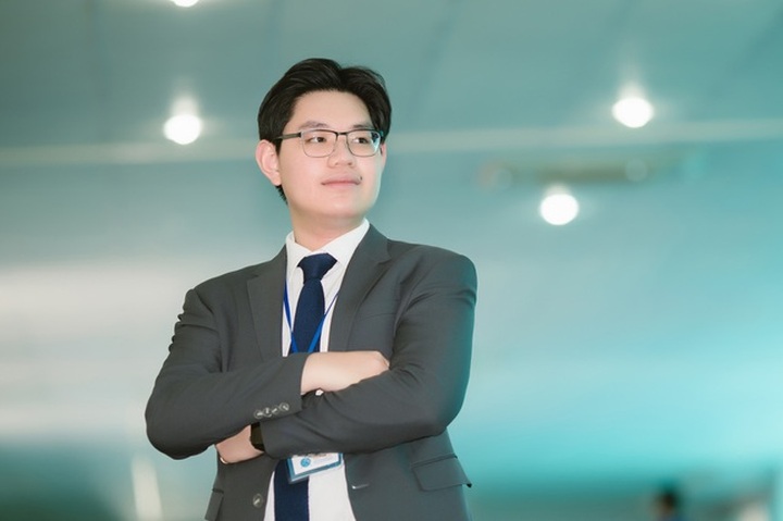 Quang Ngai student wins scholarships to 21 universities overseas - 1