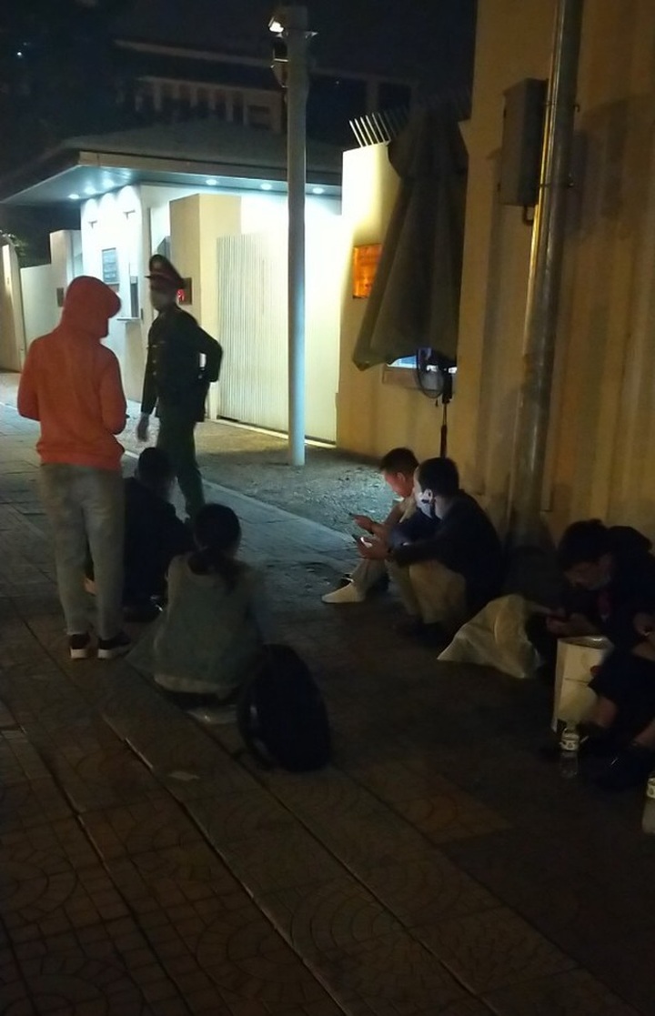 Hundreds queue from early morning for Japan visas - 1 Hundreds queue from early morning for Japan visas - 1