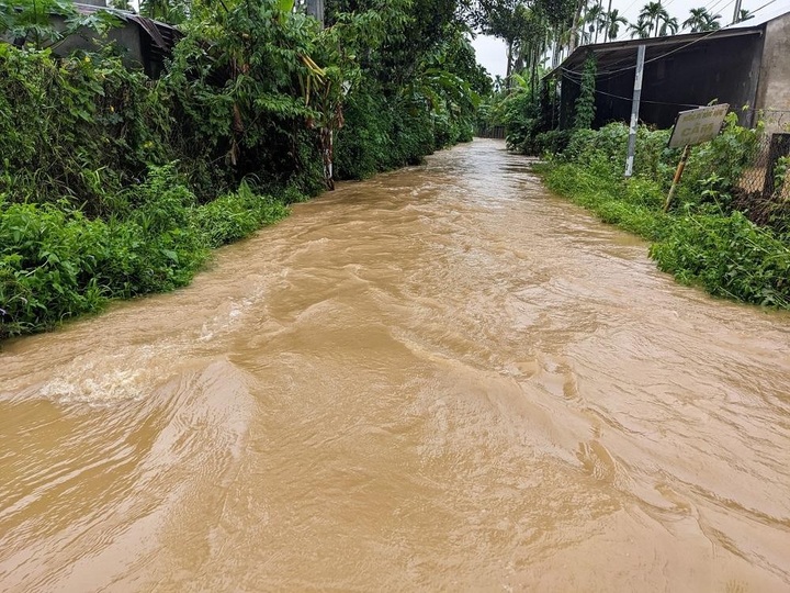 Heavy rains isolate many areas in central Vietnam - 3 Heavy rains isolate many areas in central Vietnam - 3