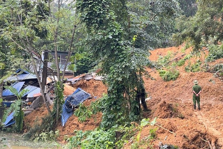 Two dead, one injured in Hoa Binh landslide - 2