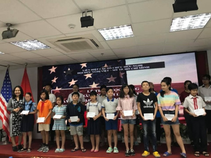 Vietnam-US Friendship Association presents 100 scholarships to poor students in HCM City - 1