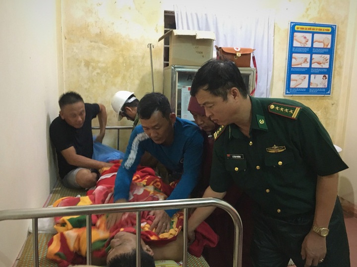 Quang Tri rushes to rescue stranded boat crew - 1