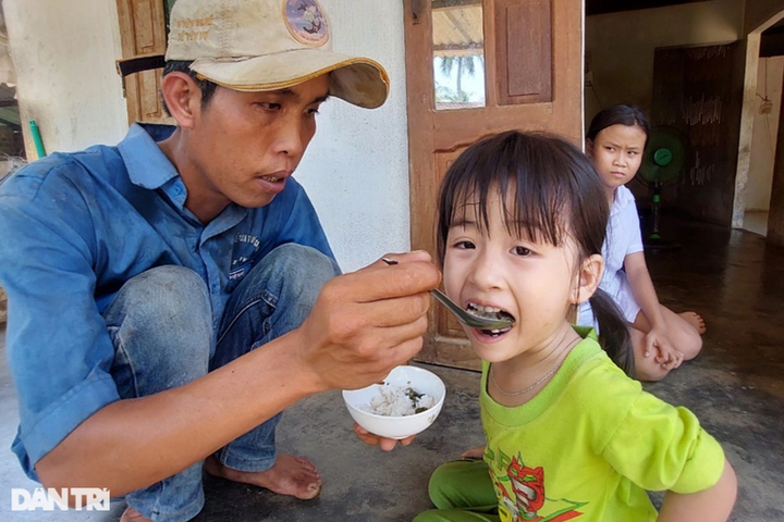 Poor family in Binh Dinh in desperate need of support - 1