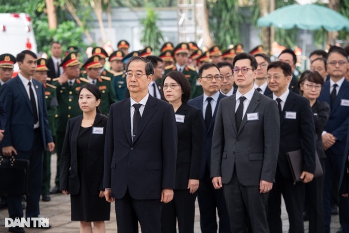 Foreign guests pay tribute to party leader Nguyen Phu Trong - 12