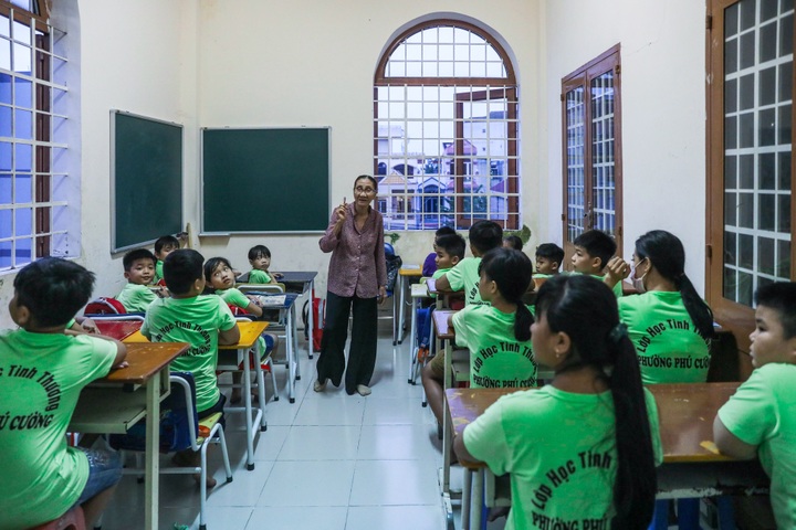 Elderly teacher offers free classes for poor students - 1 Elderly teacher offers free classes for poor students - 1