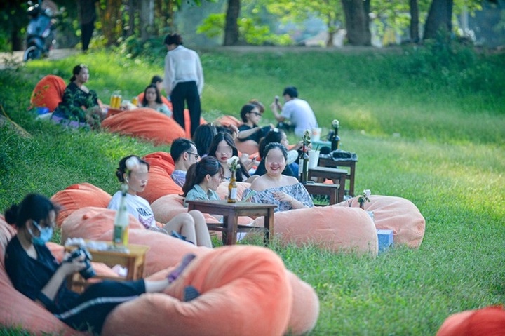 Hanoi river bank busy despite pandemic - 4 Hanoi river bank busy despite pandemic - 4