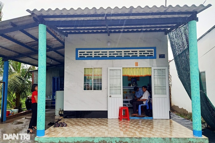 Disabled Bac Lieu man receives help to support small daughter - 2 Disabled Bac Lieu man receives help to support small daughter - 2