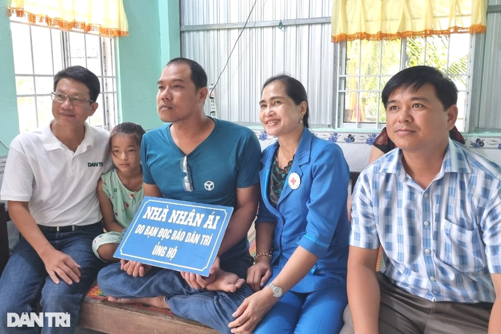 Disabled Bac Lieu man receives help to support small daughter - 1 Disabled Bac Lieu man receives help to support small daughter - 1