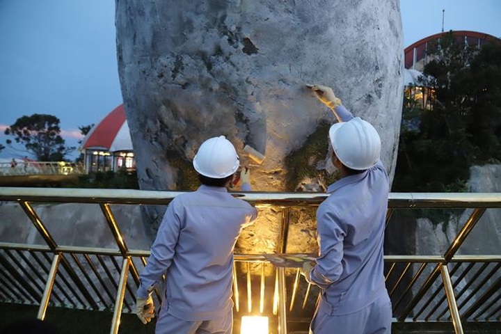 Danang’s Golden Bridge suffers graffiti - 2