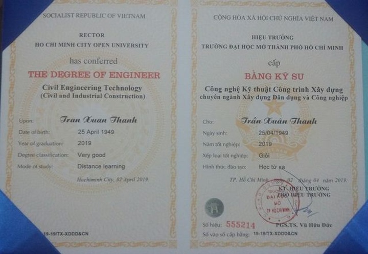 Elderly man awarded excellent bachelor degree - 2