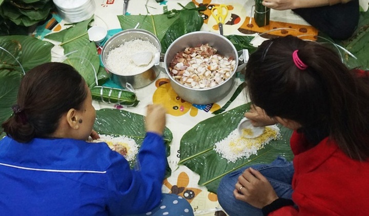 Nghe An people donate chung cakes to flood victims - 4