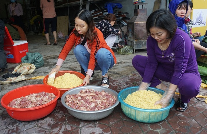 Nghe An people donate chung cakes to flood victims - 3
