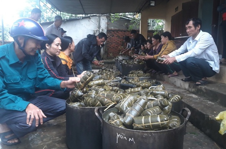 Nghe An people donate chung cakes to flood victims - 6