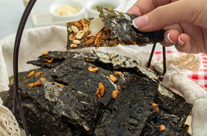 Home-made confectionery attract customers on Tet - 1