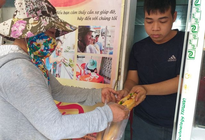 Quang Nam man opens free bread stall for poor people - 2 Quang Nam man opens free bread stall for poor people - 2