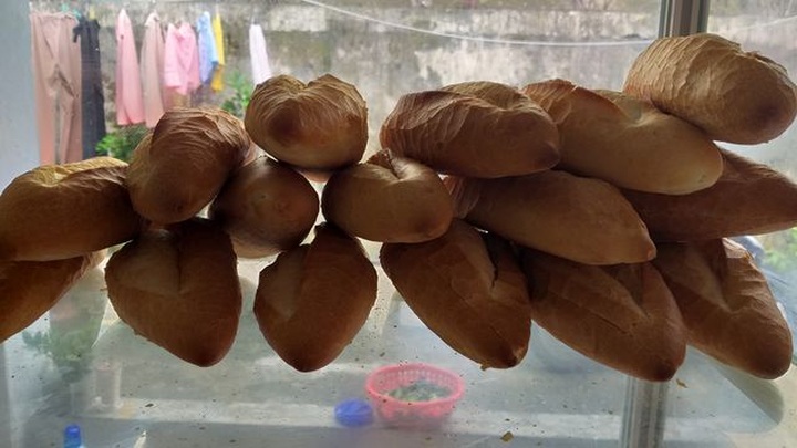 Quang Nam man opens free bread stall for poor people - 5 Quang Nam man opens free bread stall for poor people - 5