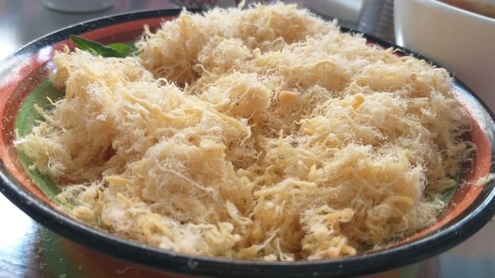 Quang Nam man opens free bread stall for poor people - 3 Quang Nam man opens free bread stall for poor people - 3