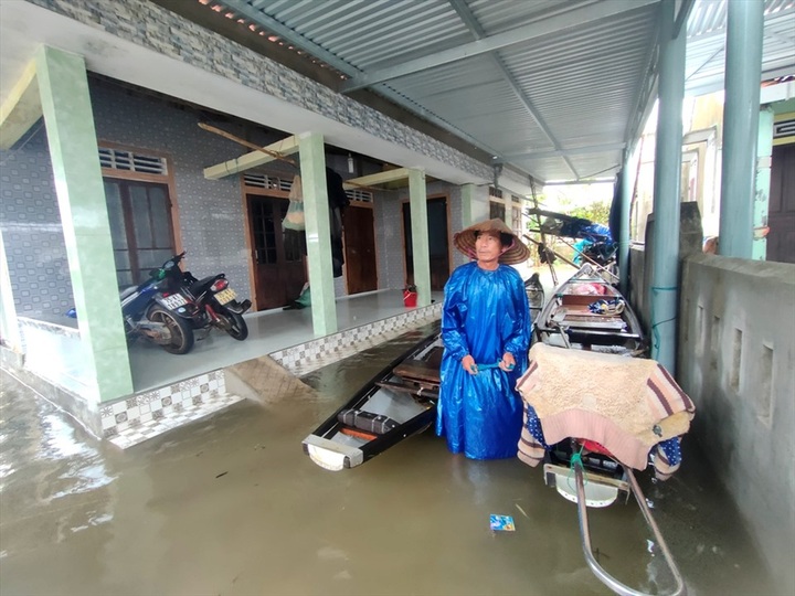 Hundreds of Thua Thien-Hue lagoon households prepare for evacuation - 2