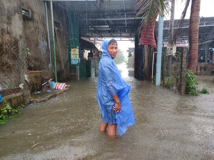 Hundreds of Thua Thien-Hue lagoon households prepare for evacuation - 4