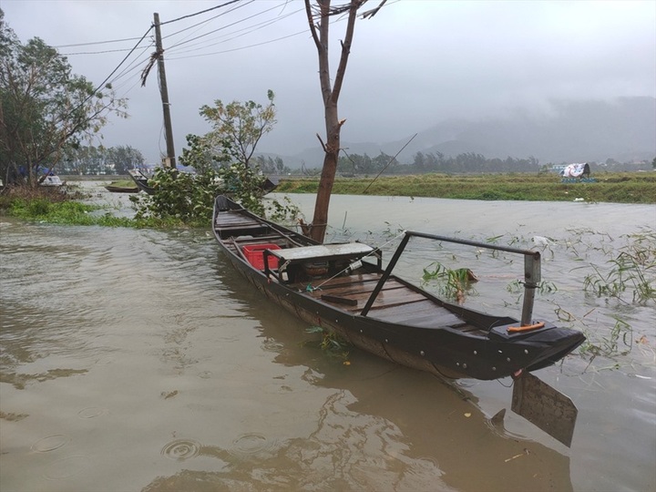 Hundreds of Thua Thien-Hue lagoon households prepare for evacuation - 3