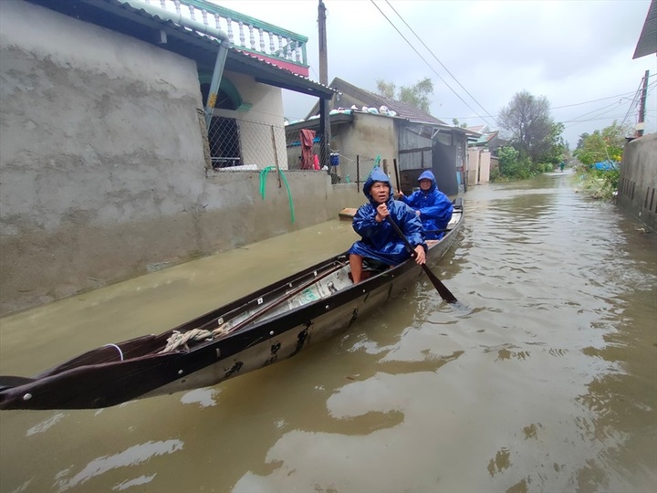 Hundreds of Thua Thien-Hue lagoon households prepare for evacuation - 6
