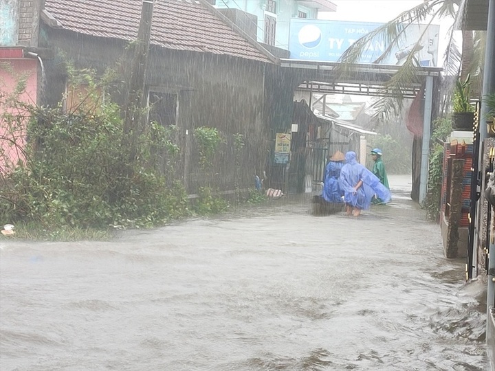 Hundreds of Thua Thien-Hue lagoon households prepare for evacuation - 5