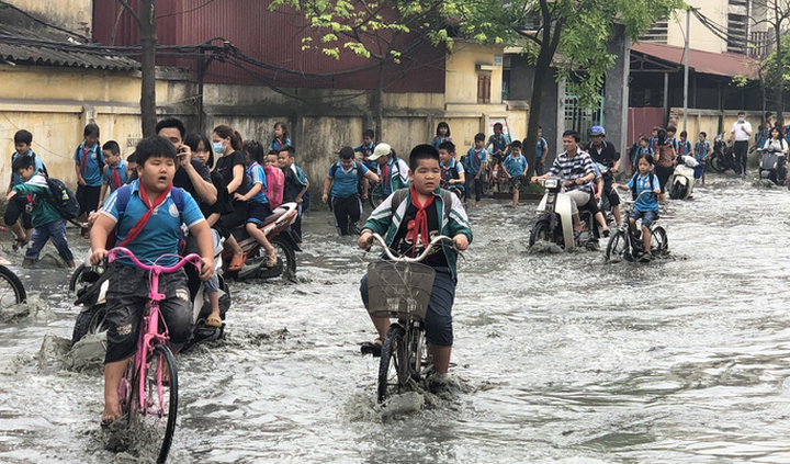 Bac Ninh schools temporarily closed due to wastewater flooding - 1