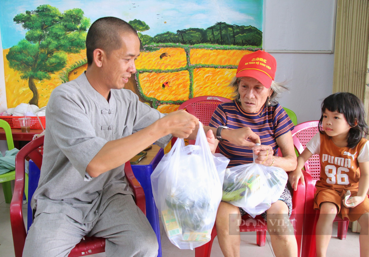 Danang restaurant offers free meals to disadvantaged people - 2 Danang restaurant offers free meals to disadvantaged people - 2