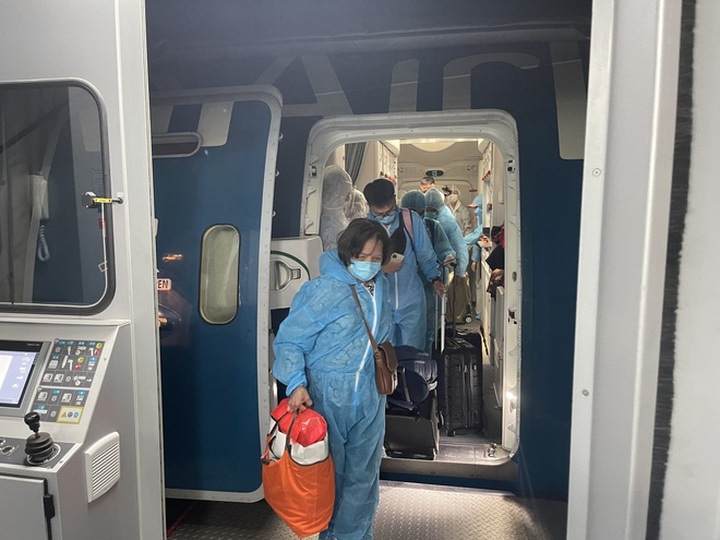 240 Vietnamese citizens brought home on direct flight from the US - 1