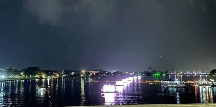 Buddha’s birthday marked by seven giant lotuses on Huong River - 2
