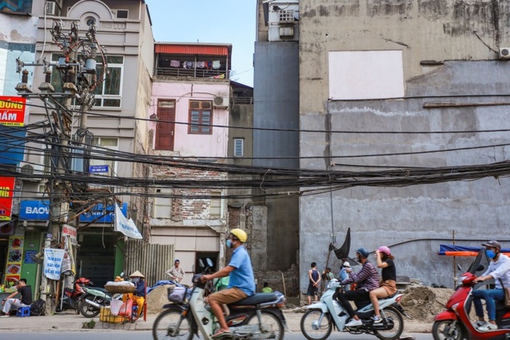 Spider webs’ plague on Hanoi streets - 6