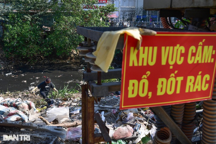 Hanoi’s young volunteers collect rubbish - 4 Hanoi’s young volunteers collect rubbish - 4