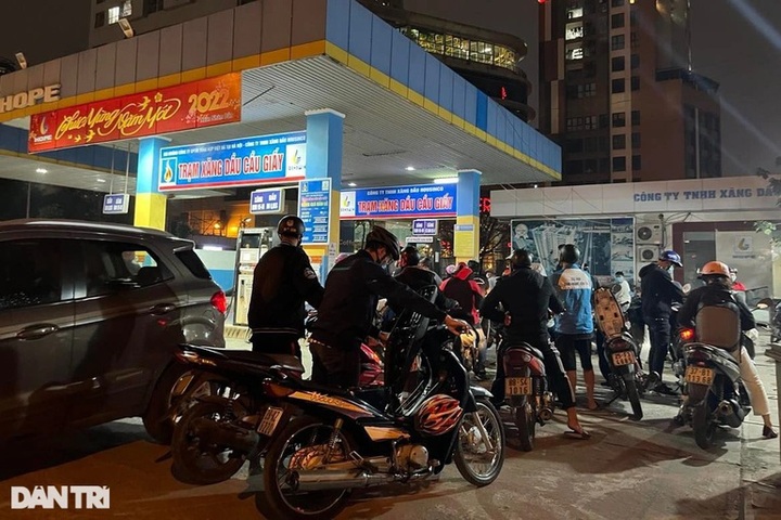 Hanoians rush to buy petrol due to impending price rise - 1