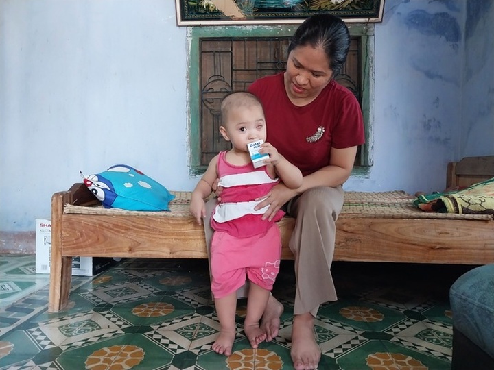 Poor couple seeking help to save little daughter - 1