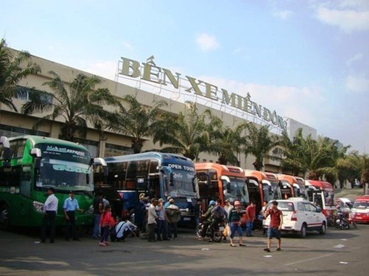 Transport firms overcharge customers for Tet tickets - 1