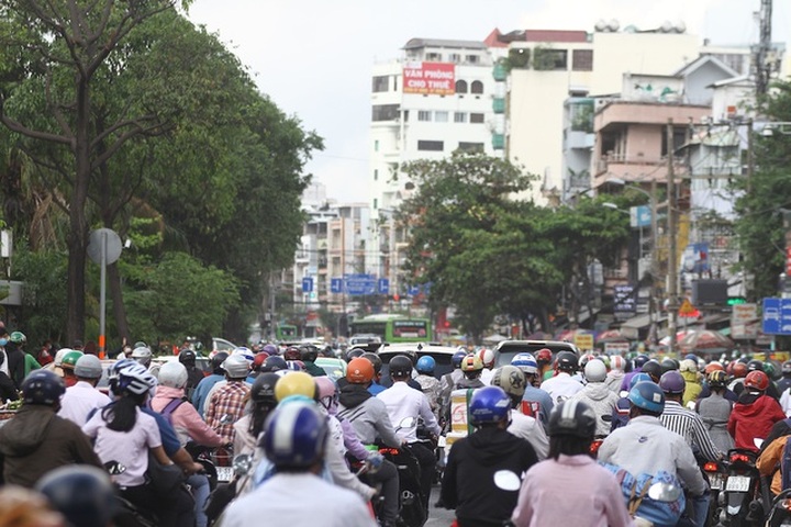 Hanoi, HCM City streets face severe congestion - 6