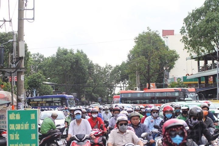 Hanoi, HCM City streets face severe congestion - 7