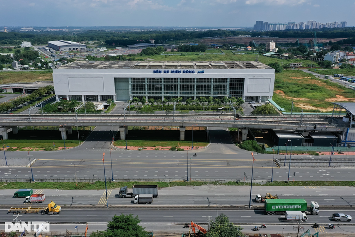 Vietnam’s most modern bus station deserted - 1